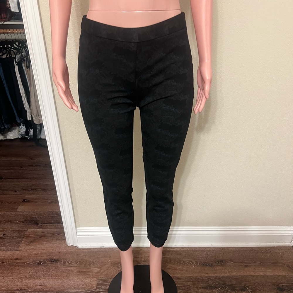 Black Cropped Slim Ponte Pants. Size 6. Great Stretch & Fit.